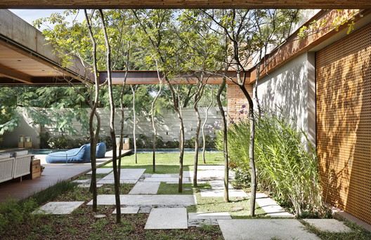 Bourgainvile 2 House / Solange Cálio Arquitetos - Image 2 of 38