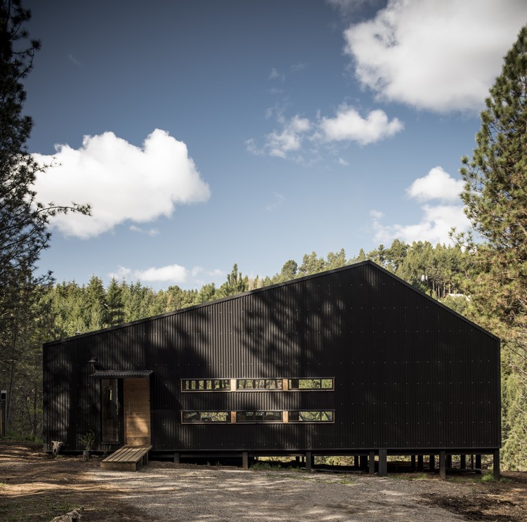 La Quimera House / Ruca Proyectos - Facade, Forest