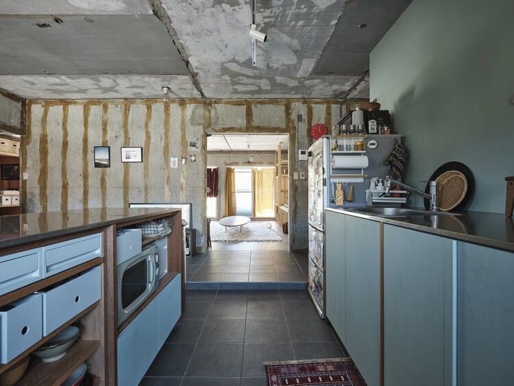 Apartment in Kamakura / ROOVICE - Interior Photography, Kitchen, Beam