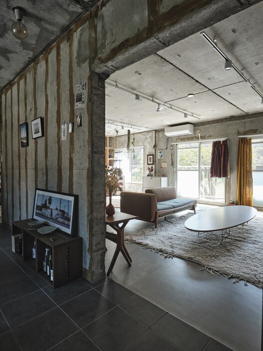 Apartment in Kamakura / ROOVICE - Interior Photography, Windows, Door, Beam