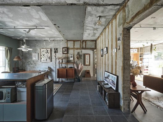 Apartment in Kamakura / ROOVICE - Interior Photography, Kitchen, Windows, Beam