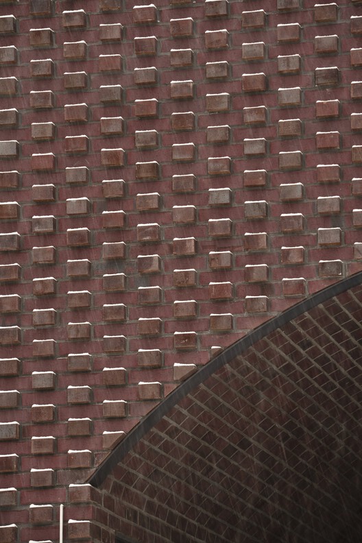 The Craft of Brick Bonding: 4 Projects That Explore Textural Designs Adapted to Canada's Winter Conditions - Image 5 of 9