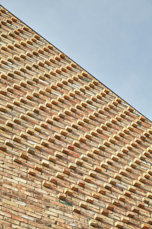 The Craft of Brick Bonding: 4 Projects That Explore Textural Designs Adapted to Canada's Winter Conditions - Image 3 of 9