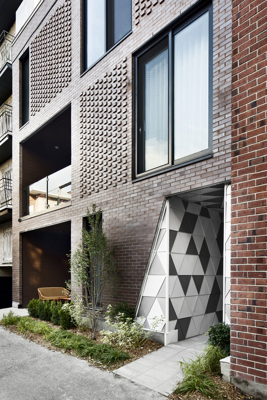 The Craft of Brick Bonding: 4 Projects That Explore Textural Designs Adapted to Canada's Winter Conditions - Image 9 of 9