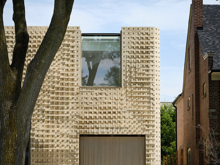 The Craft of Brick Bonding: 4 Projects That Explore Textural Designs Adapted to Canada's Winter Conditions - Image 2 of 9