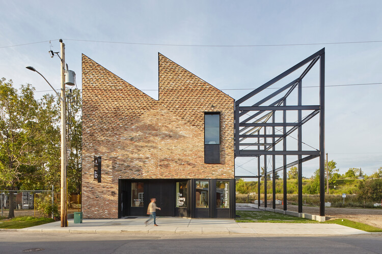 The Craft of Brick Bonding: 4 Projects That Explore Textural Designs Adapted to Canada's Winter Conditions - Image 4 of 9
