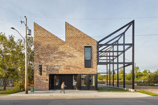 The Craft of Brick Bonding: 4 Projects That Explore Textural Designs Adapted to Canada's Winter Conditions - Image 4 of 9
