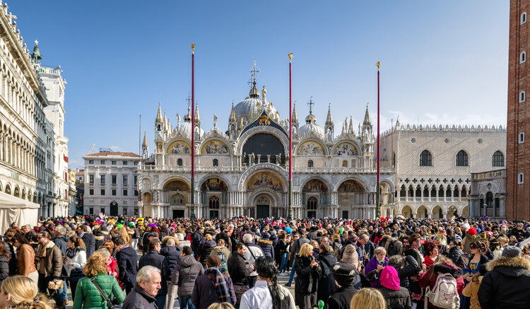 European Cities Pass Regulations and Entrance Fees in Response to Tourist Overcrowding - Featured Image