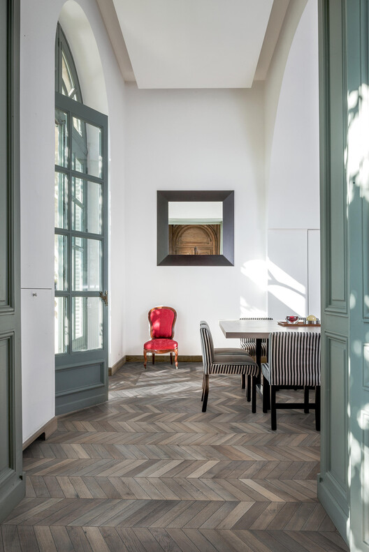 Mesmerizing Zigzags: Exploring the Herringbone Pattern in Architecture - Image 15 of 24
