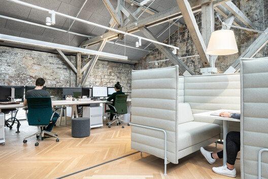Mesmerizing Zigzags: Exploring the Herringbone Pattern in Architecture - Image 16 of 24