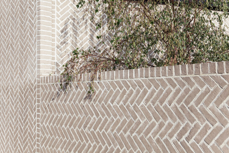 Mesmerizing Zigzags: Exploring the Herringbone Pattern in Architecture - Image 22 of 24