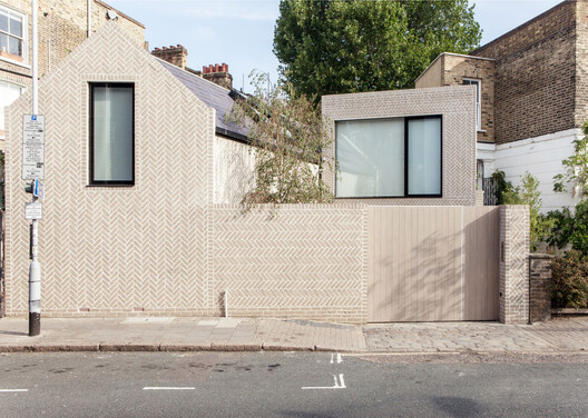 Mesmerizing Zigzags: Exploring the Herringbone Pattern in Architecture - Image 21 of 24