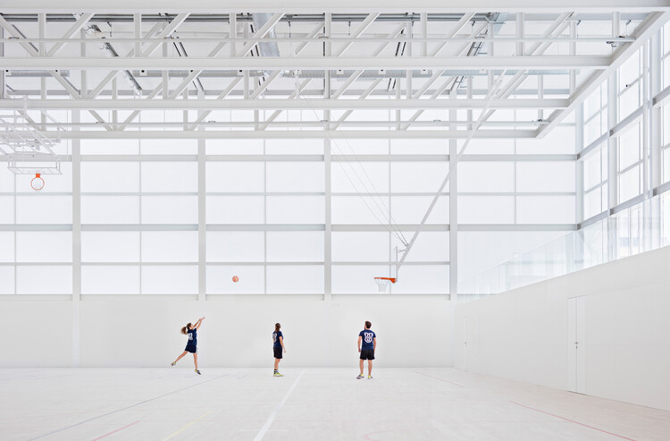 From Wooden Shells to Polycarbonate Panels: The Materials Shaping Flexible Sports Spaces - Featured Image