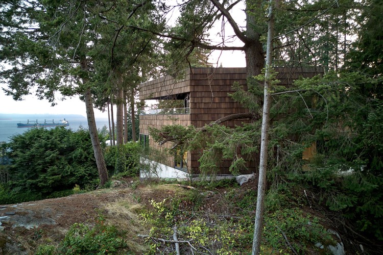 House With Big Shingles / D'Arcy Jones Architects - Houses