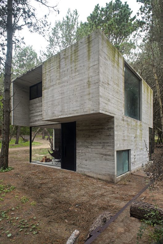 H3 House                                                                                                                                   / Luciano Kruk - Facade, Windows