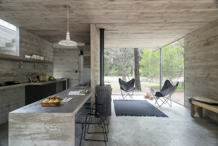 H3 House / Luciano Kruk - Countertop, Chair, Beam
