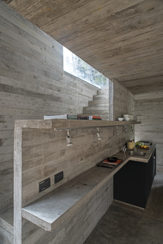 H3 House                                                                                                                                   / Luciano Kruk - Countertop, Brick, Beam