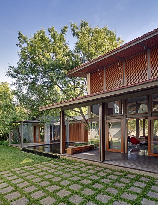 Krishnan House / Khosla Associates - Facade, Garden, Beam, Courtyard, Patio