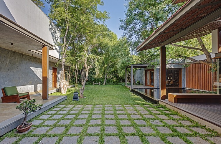 Krishnan House / Khosla Associates - Facade, Garden, Courtyard, Patio