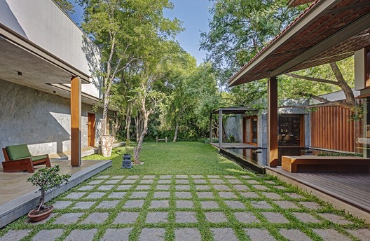 Krishnan House / Khosla Associates - Facade, Garden, Courtyard, Patio