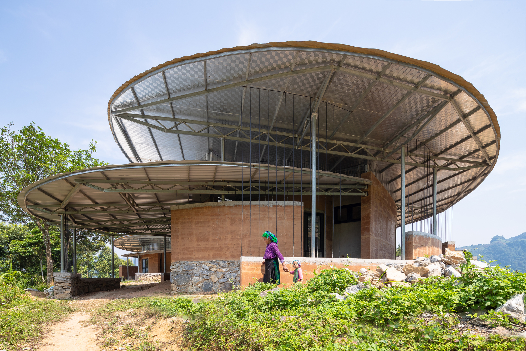 Lung Vai School / 1+1>2 Architects