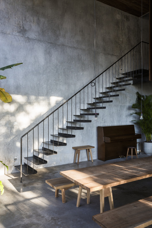 Thong House / NISHIZAWAARCHITECTS - Stairs, Table, Handrail