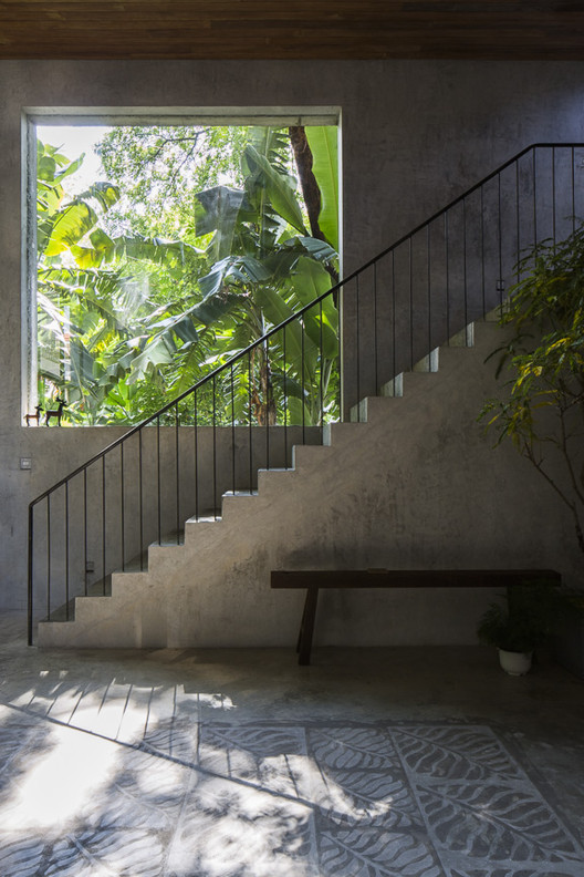 Thong House / NISHIZAWAARCHITECTS - Concrete, Windows, Handrail