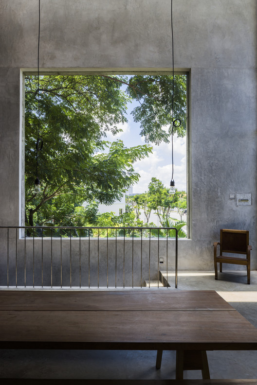 Thong House / NISHIZAWAARCHITECTS - Table, Windows