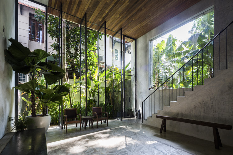 Thong House / NISHIZAWAARCHITECTS - Chair, Windows, Forest