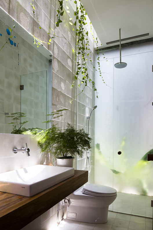 Thong House / NISHIZAWAARCHITECTS - Sink, Bathroom, Windows, Shower