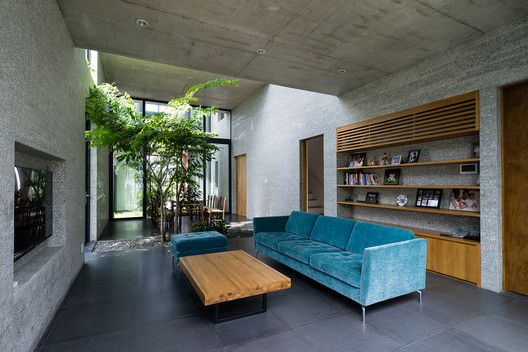 Binh House / VTN Architects - Sofa, Shelving, Windows