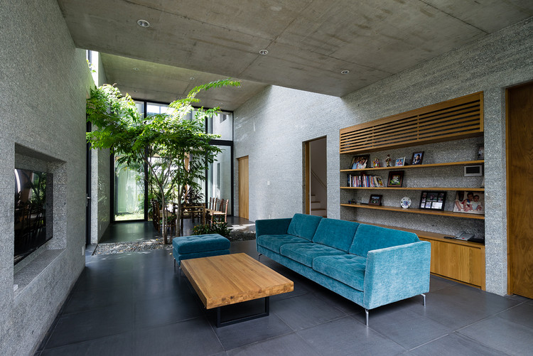Binh House / VTN Architects - Sofa, Shelving, Windows