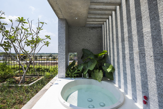 Binh House / VTN Architects - Bathtub, Courtyard
