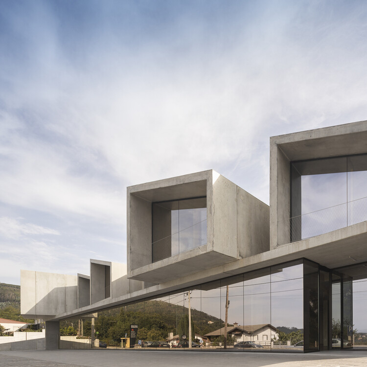 What Is the Difference Between Precast and Prefabricated Concrete Structures? - Image 1 of 11