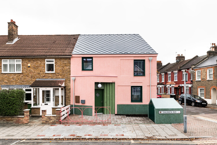 Refurbishment vs. Demolition: Enhancing Housing for Sustainable Energy Efficiency - Featured Image