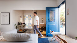 The Blue Door House / Rafael Pinoti Arquitetura