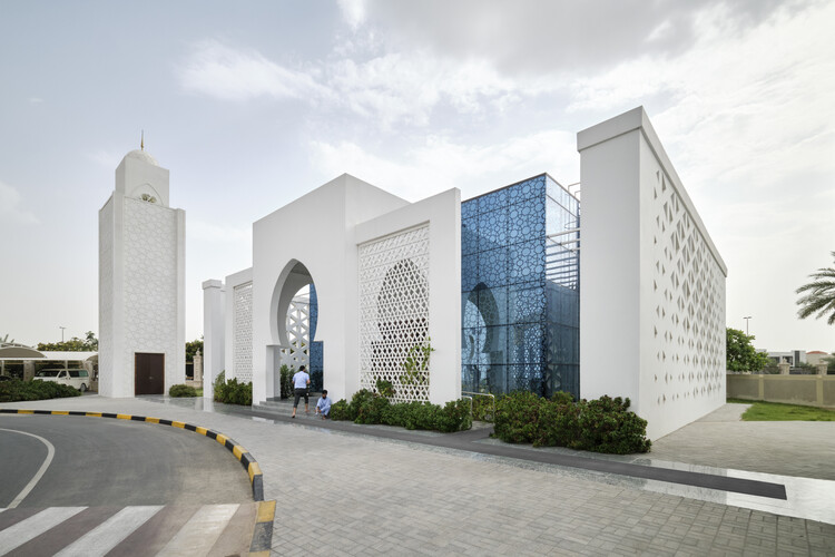 Sharjah Mosque  / MJU Engineering Consultancy - Mosque