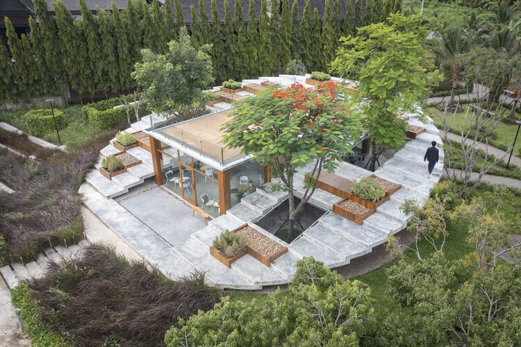 Step by Step: Exploring 12 Projects Featuring Staircase or Terraced Roof Designs - Featured Image