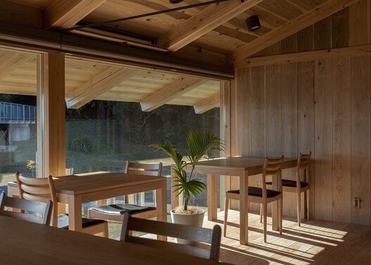 Terabe Guest House / Tomoaki Uno Architects - Interior Photography, Dining room, Table, Chair, Beam